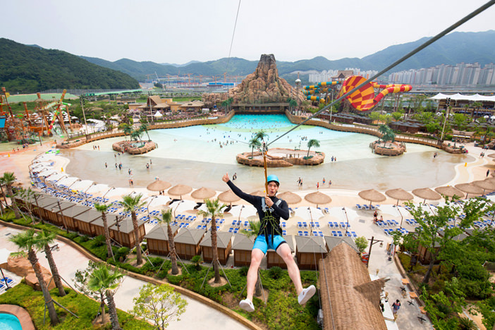 Gimhae Lotte Waterpark offers the largest and exciting water activities in summer. Various water facilities and more interesting features are all here.
