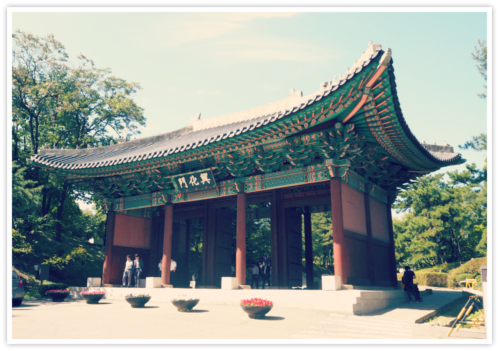 Serene Gyeonghuigung Palace in Seoul shows you around this small but pretty palace located at the heart of Seoul. It is where the king used to enjoy serenity.