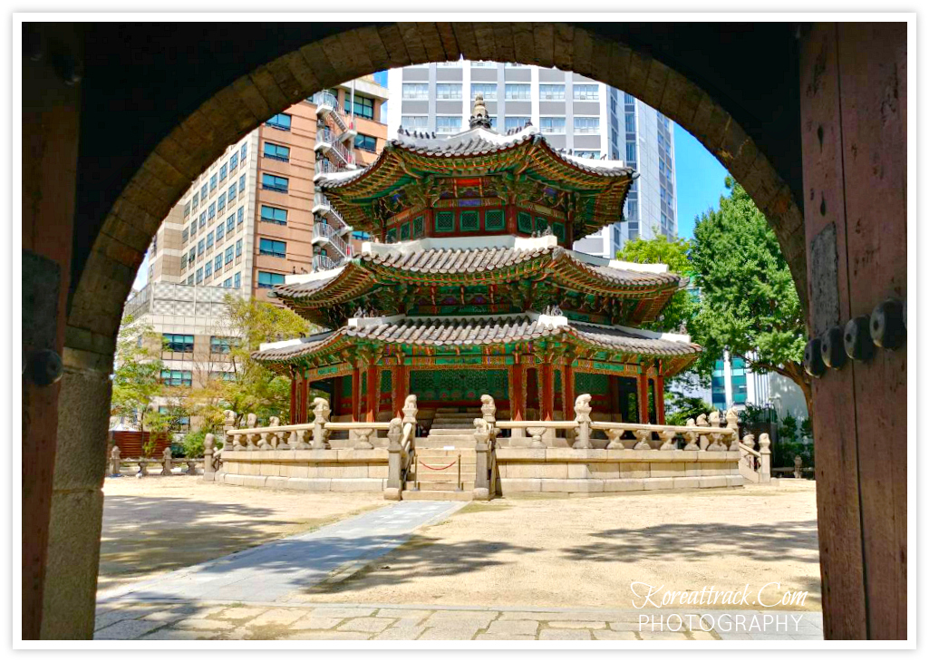Hwangudan Altar in Seoul is a religious site used by royals before the three Kingdoms of Korea appeared in history. It is a typical Korean style architecture.