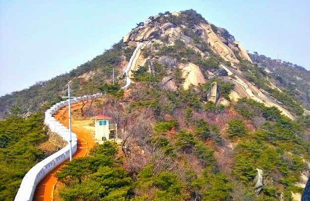 Inwangsan Mountain Trail in Seoul describes one of the best hiking trails within Seoul City. See the old city walls, rock formations, temples, and Seoul skyline.