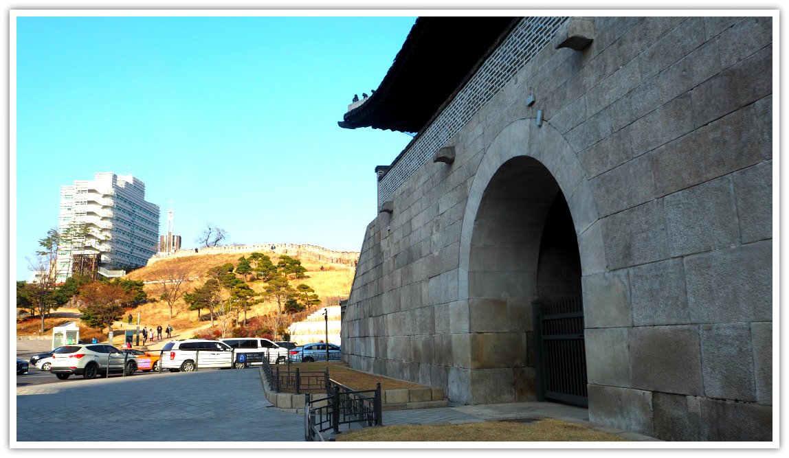Seoul City Wall Museum holds the historical records and artifacts of the city wall of Seoul which protected the royals and people from outside invasions in the past.