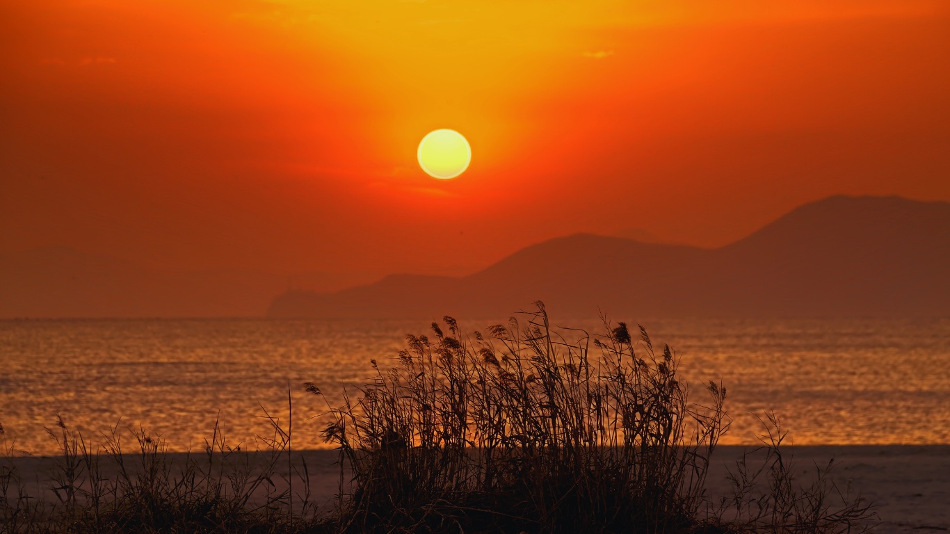 dadaepo-beach-in-busan-crimson-sunset-view