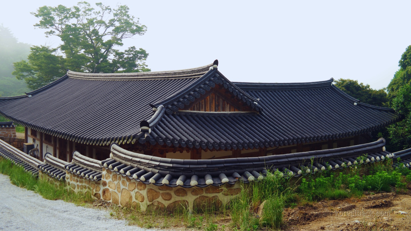 baengnyeonsa-temple-area-outside-view
