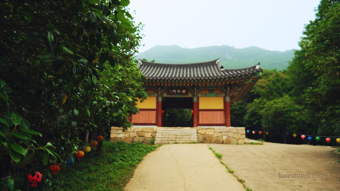 baengnyeonsa-temple-entrance-gate
