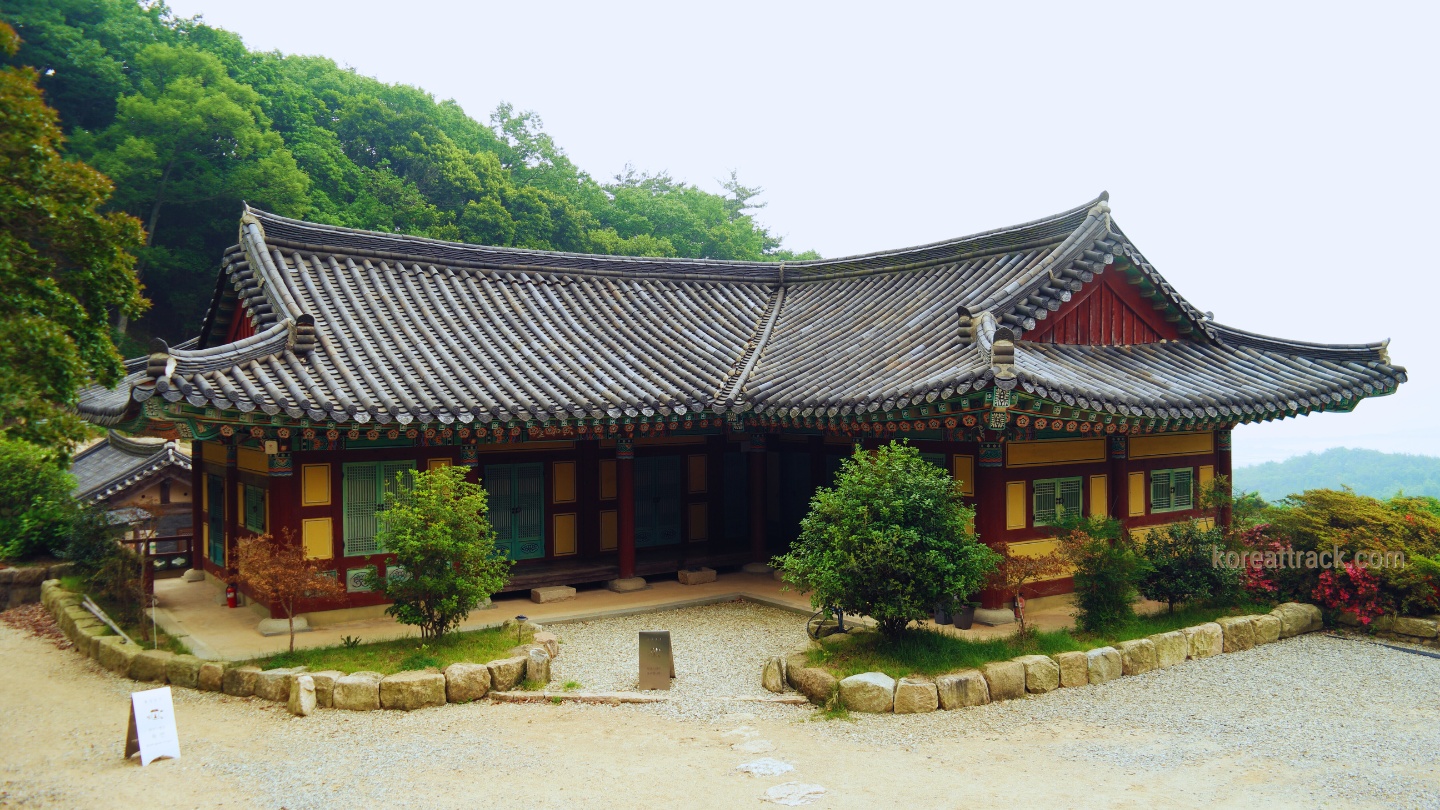 baengnyeonsa-temple-house