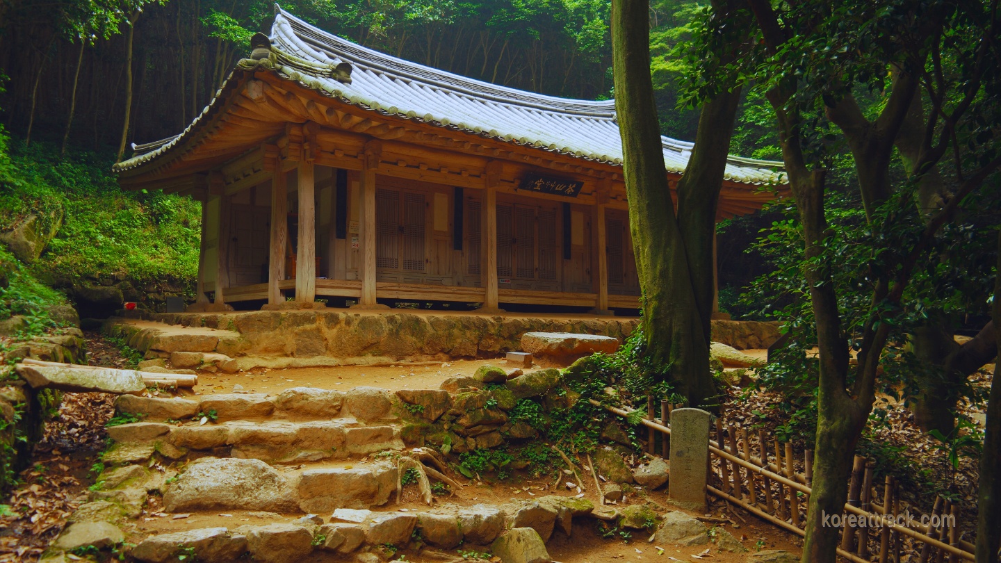 baengnyeonsa-temple-old-hall