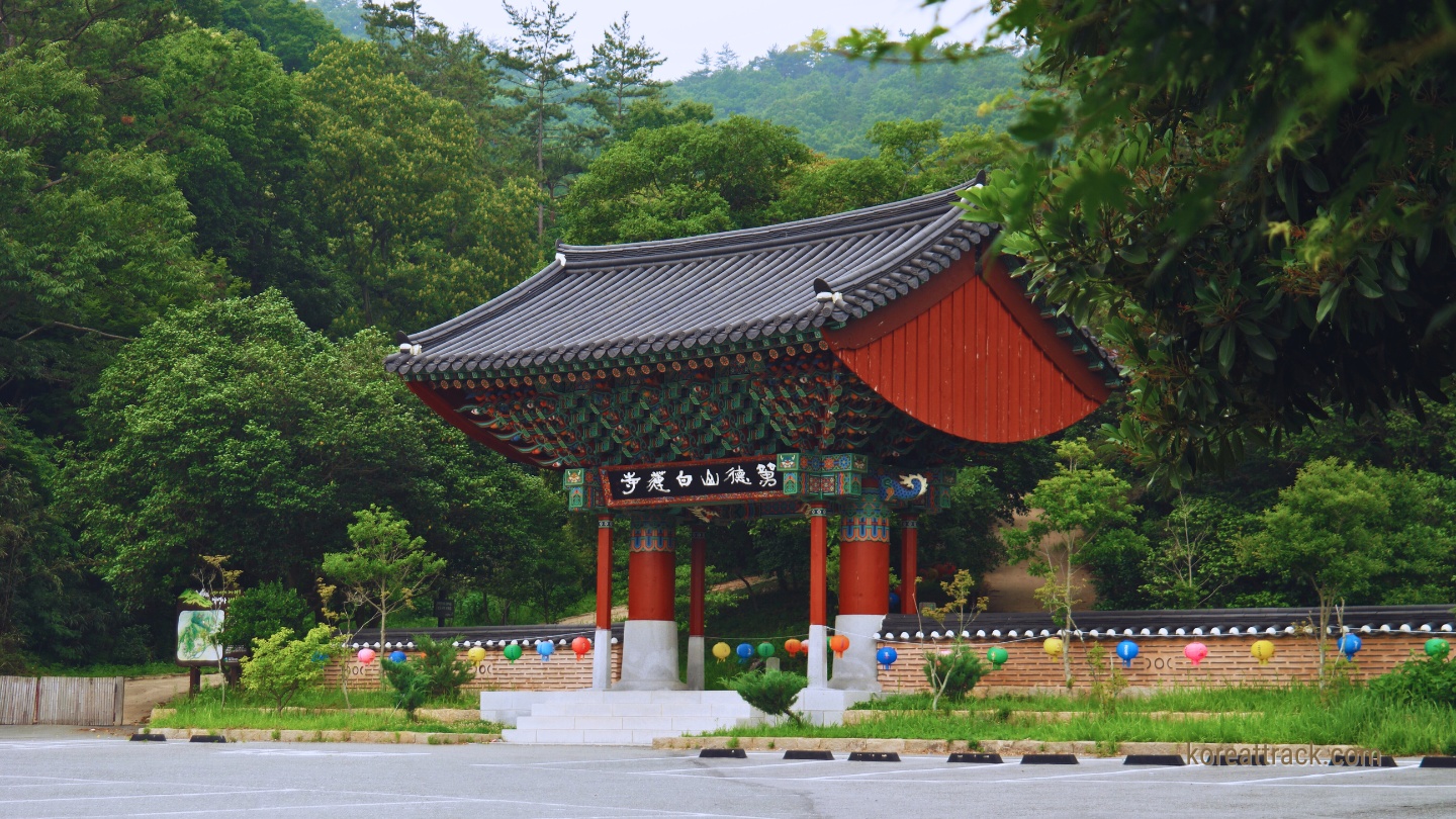 baengnyeonsa-temple-two-column-gate