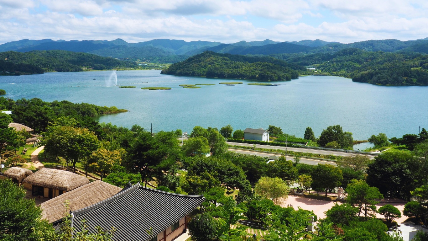 beollat hanji village daecheong dam house view