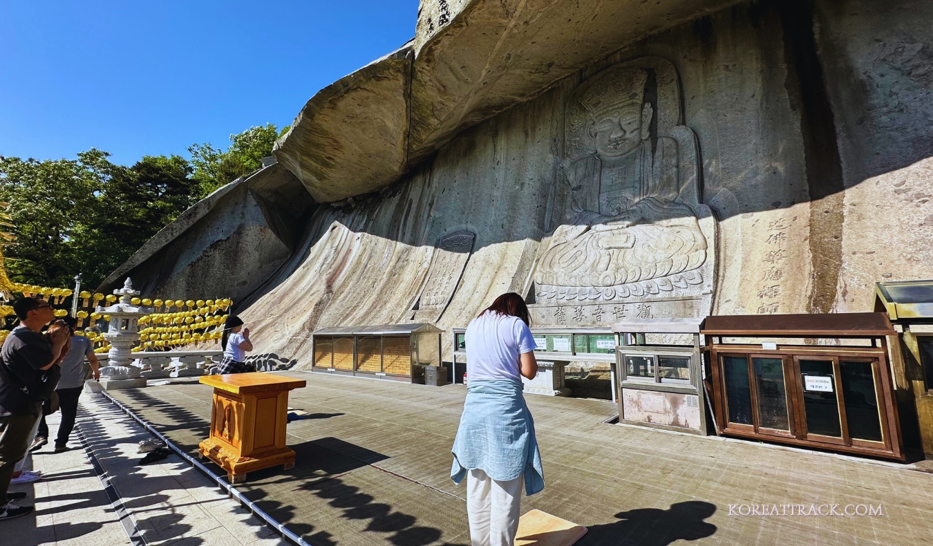 bomunsa-temple-ganghwado-boddhisattva-visitors-side-view