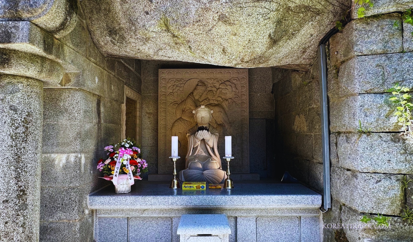 bomunsa-temple-ganghwado-grotto-rightside-sculpture