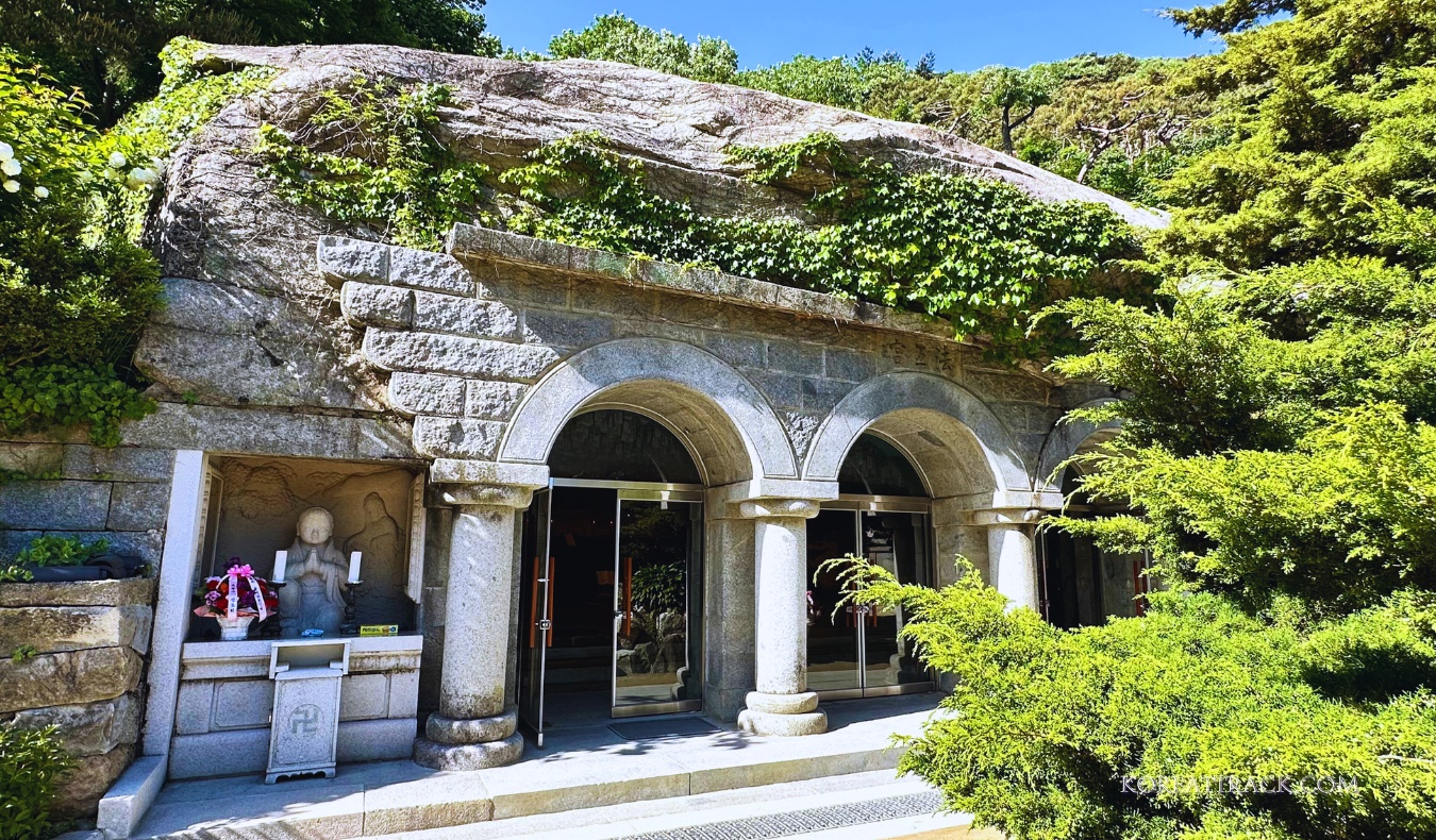 bomunsa-temple-ganghwado-grotto-sideview