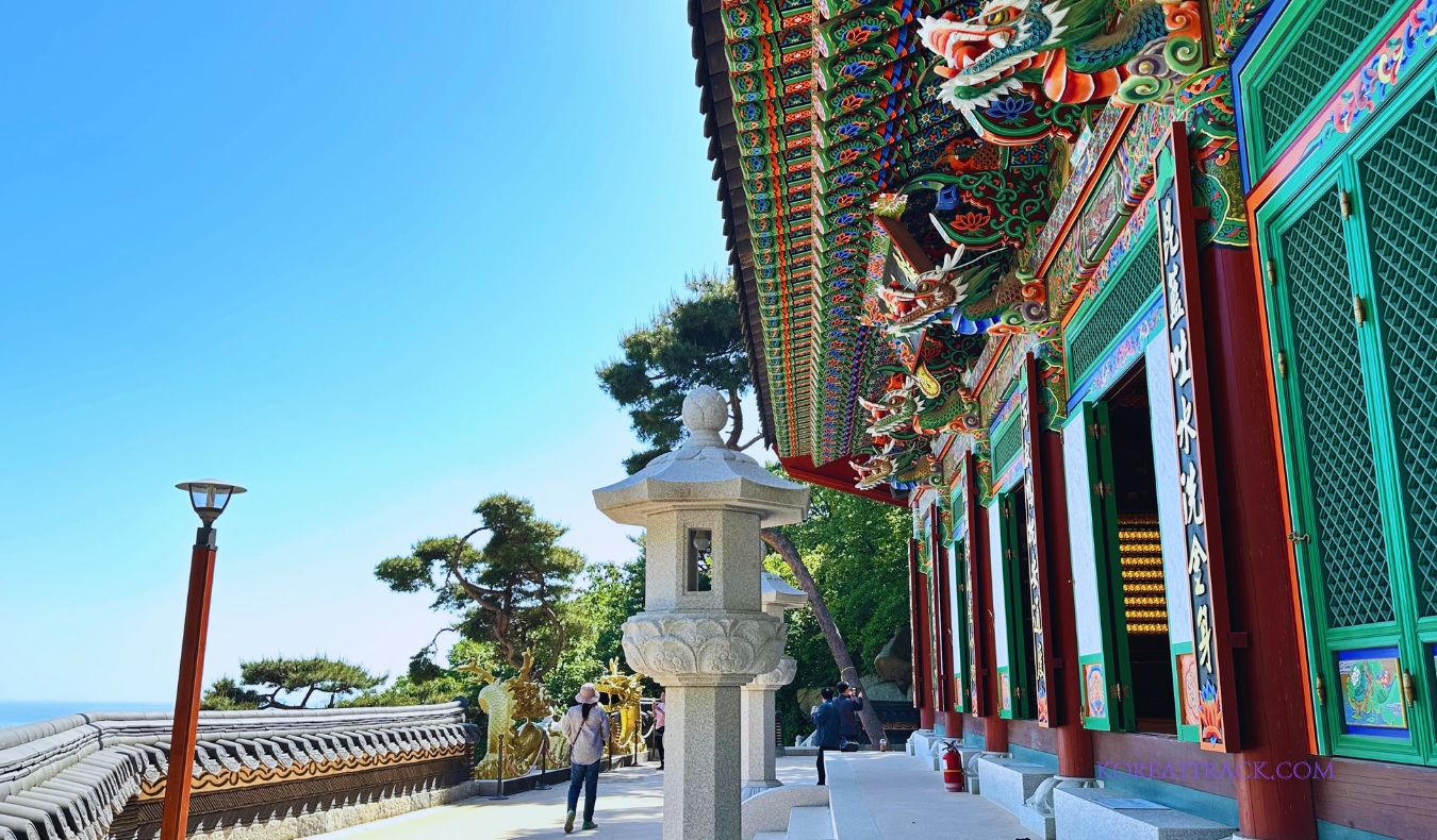 bomunsa-temple-ganghwado-king-dragon-hall-front-side