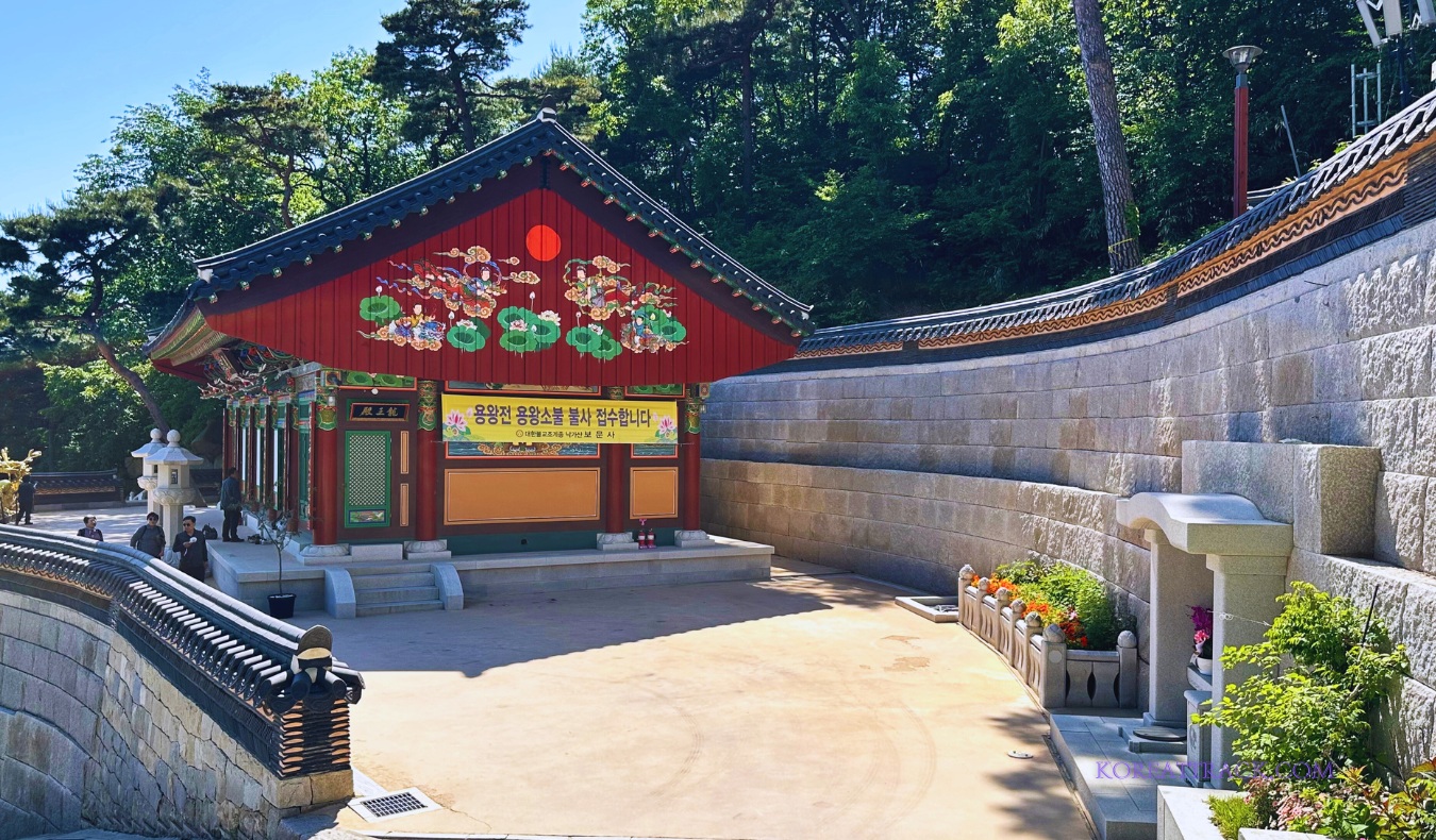 bomunsa-temple-ganghwado-king-dragon-hall-right-side