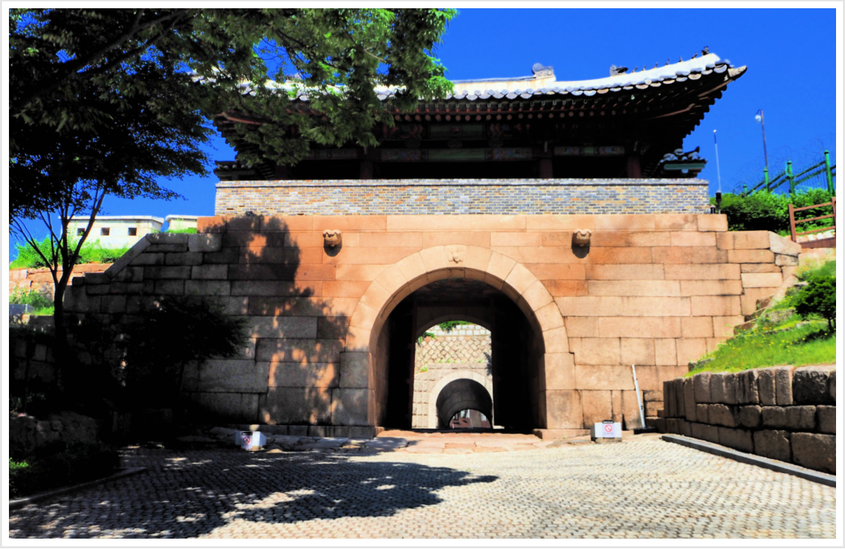 bugaksan-mountain-fortress-gate