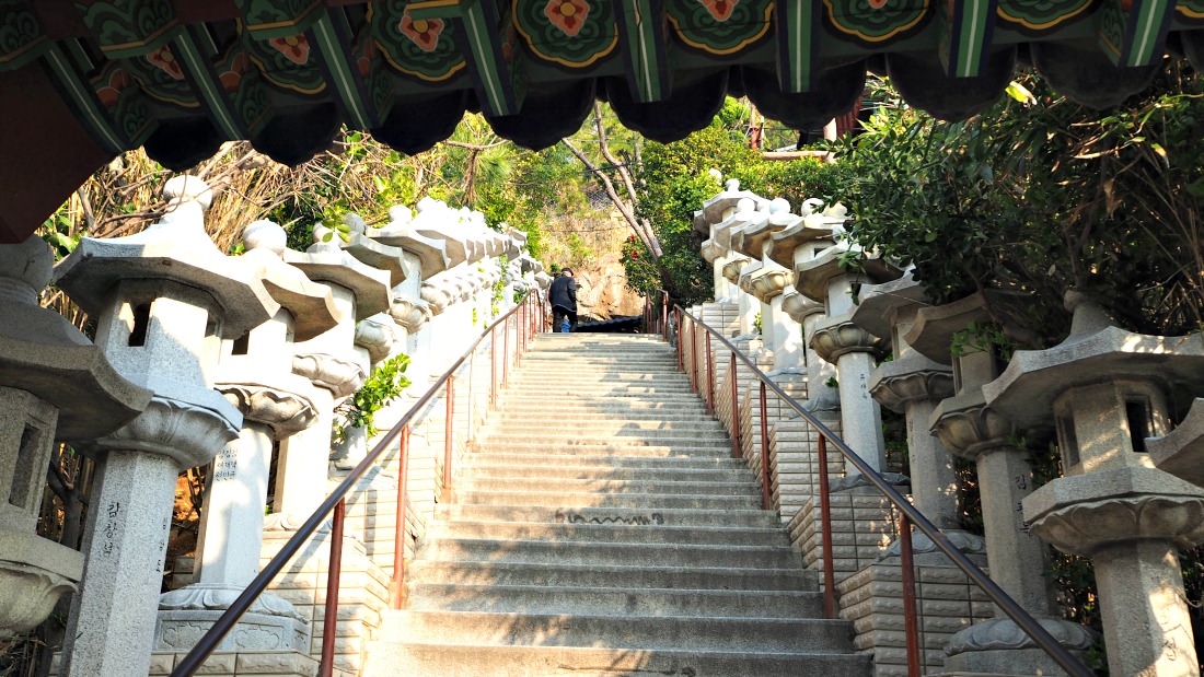busan-haedong-yonggungsa-temple-steps-stone-lanterns