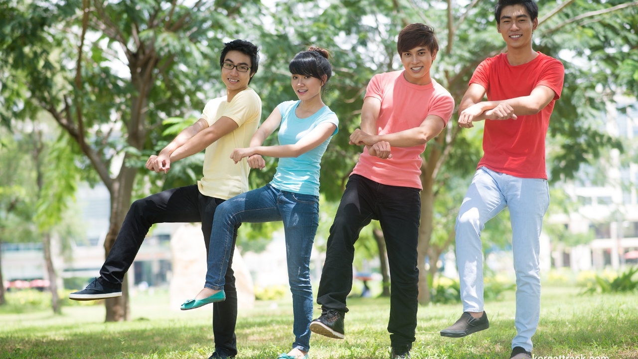 gangnam-style-statue-group-dancer