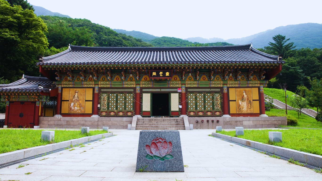 gimhae-travel-attractions-bogwangsa-temple-hall