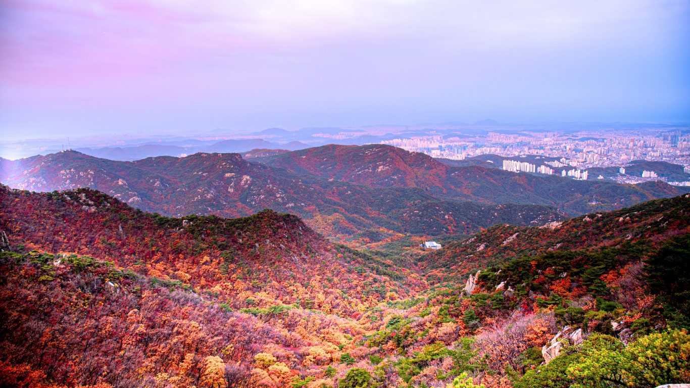 gwanaksan-mountain-park-in-seoul-autumn-leaves