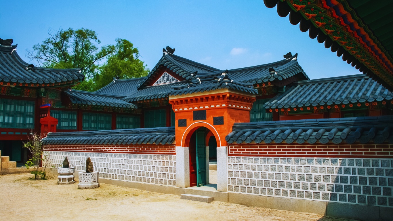 gyeongbokgung-palace-jagyeongjeon-hall-pink-gate