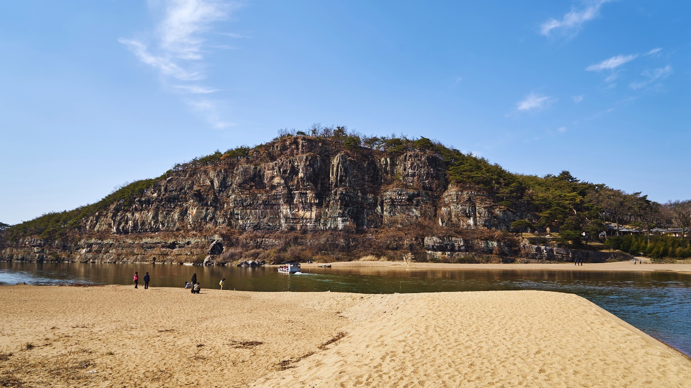 hahoe-yangdong-traditional-korean-village-riverside-sand