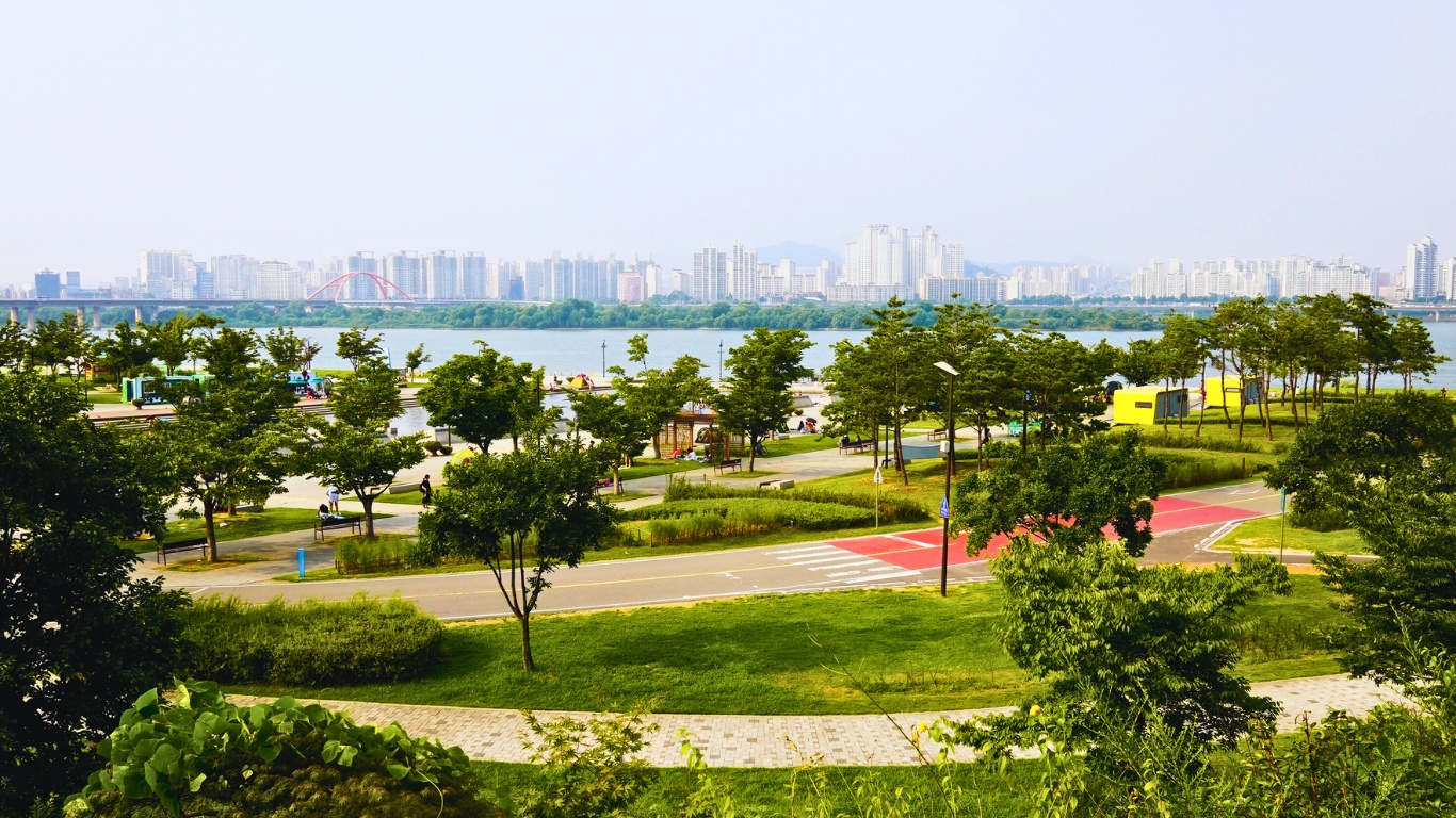 hangang-riversidae-park-picnic-walking-cycling-sitting