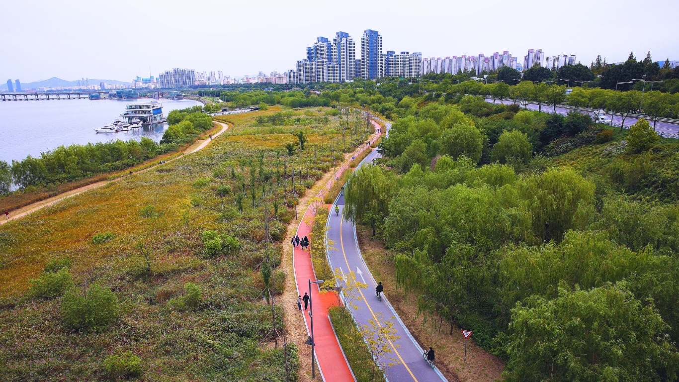 hangang-riversidae-park-picnic-walking-cycling-spaces