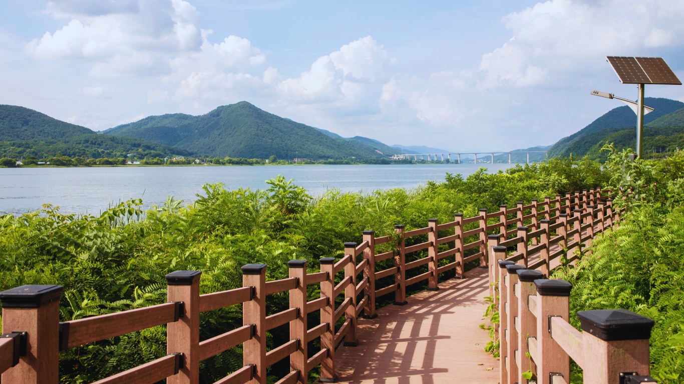 hangang-riversidae-park-walking-strolling-pathway