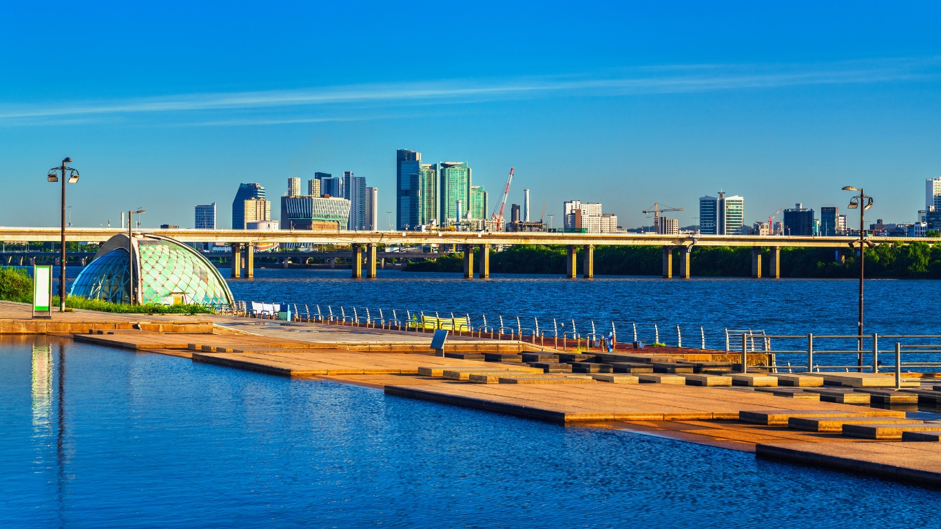 hangang-riversidae-park-water-activities-swimming-pool