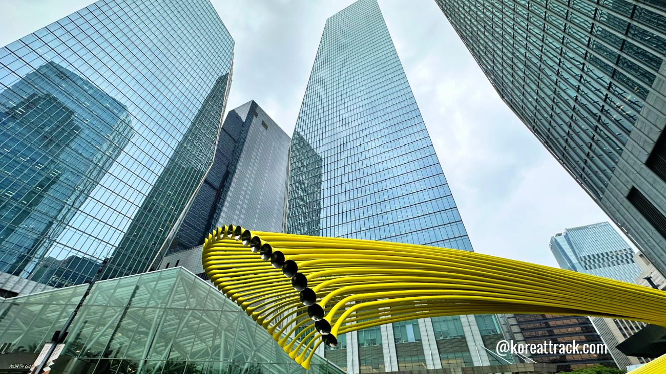 ifc-seoul-view-yellow-pipe