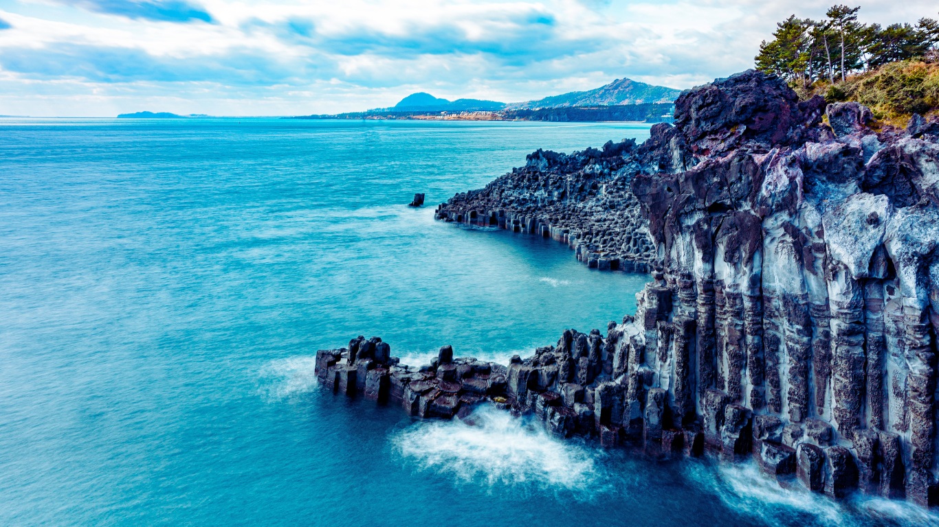 jeju-lava-tubes-columnar-rocks-sea-view