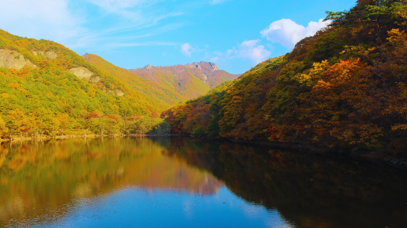 juwangsan-national-park-autumn-lake