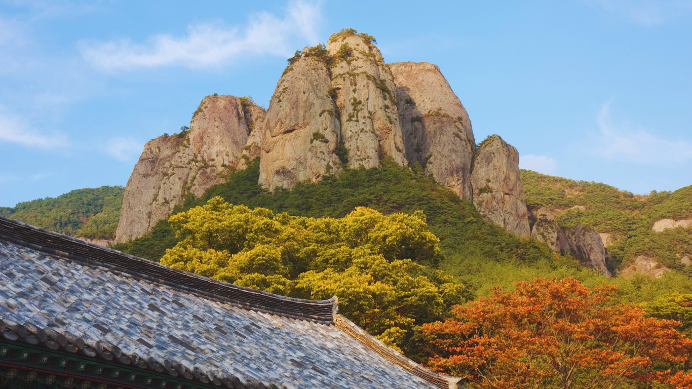 juwangsan-national-park-autumn-mushroom-rocks