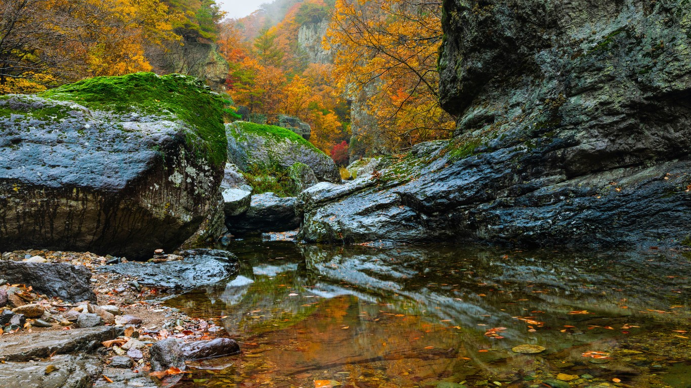 juwangsan-national-park-autumn-stream