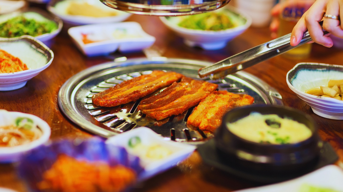 korean food samgyeopsal restaurant setting