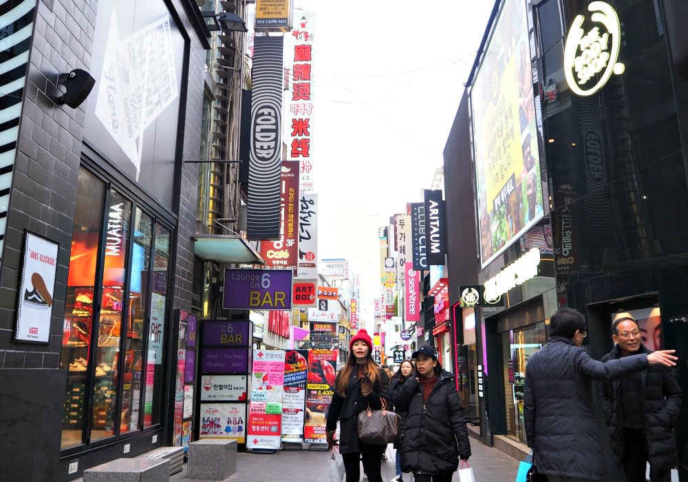 seoul-shopping-centers-myeongdong