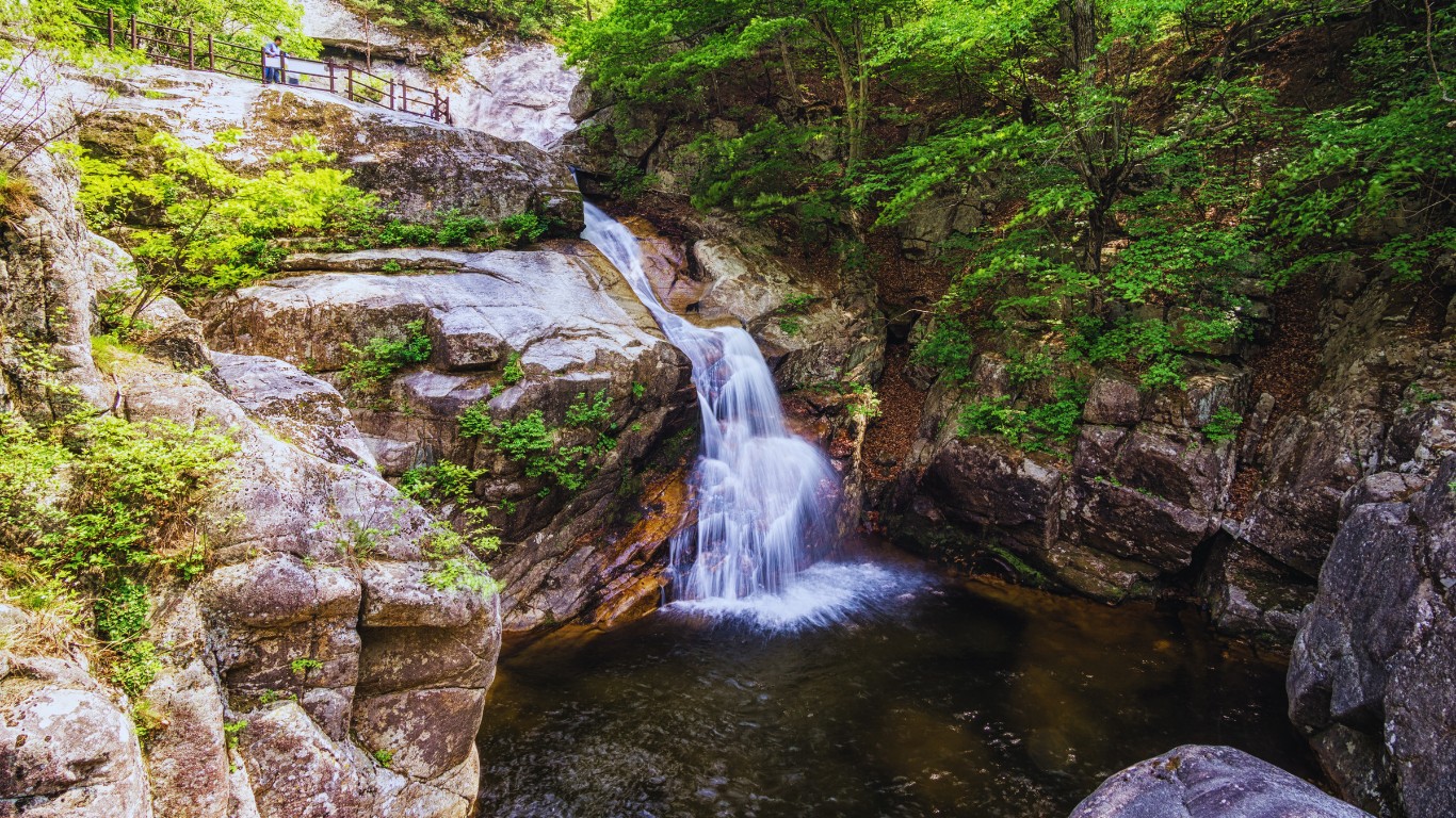 odaesan-national-park-waterfalls-wide-view