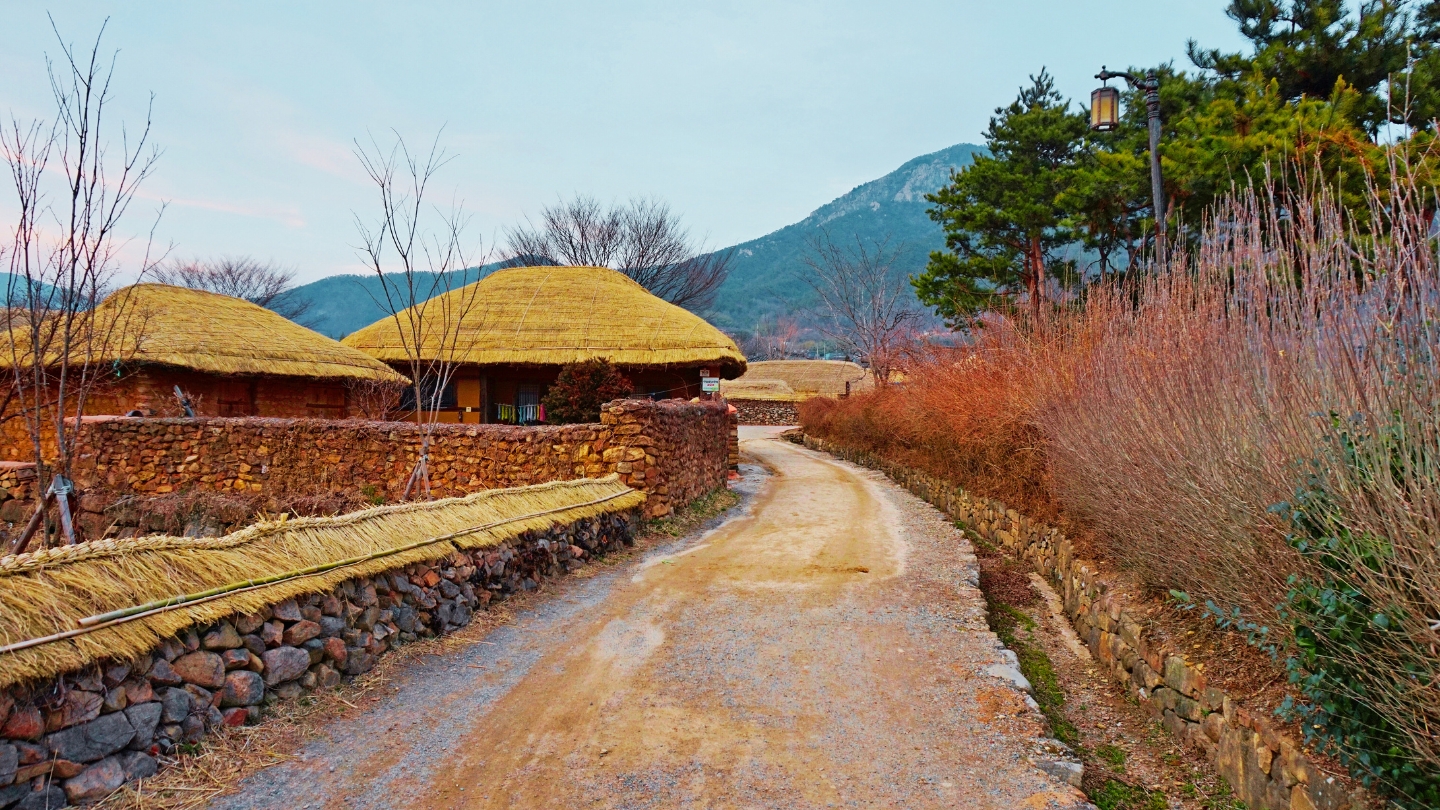 pohang-janggi-eupseong-fortress-traditional-houses-road