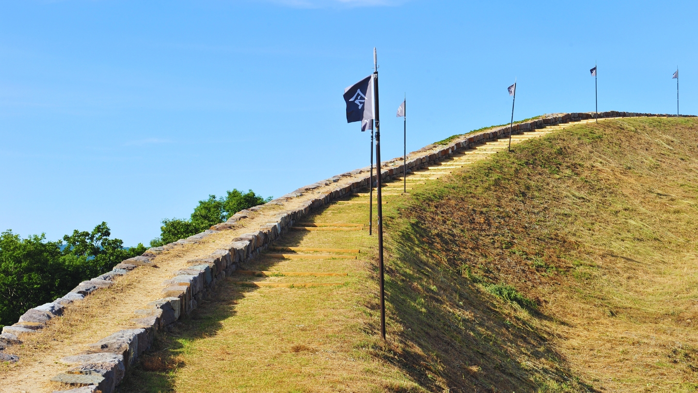 pohang-janggi-eupseong-fortress-wall-pathway