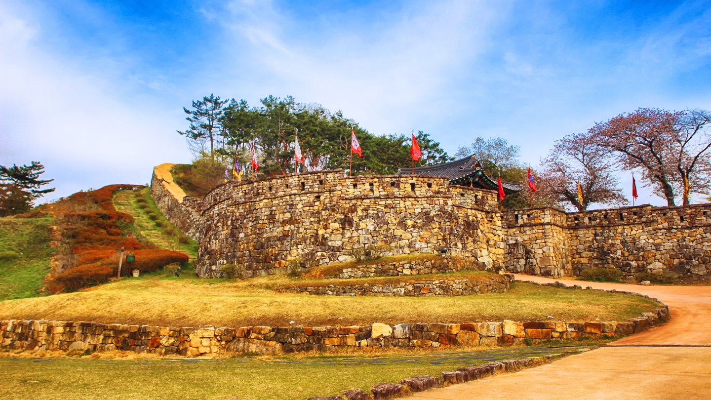 pohang-janggi-eupseong-fortress-wall-view