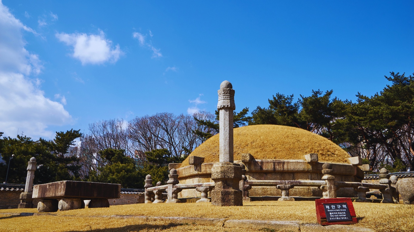 seonjeongneung royal tomb side view close up