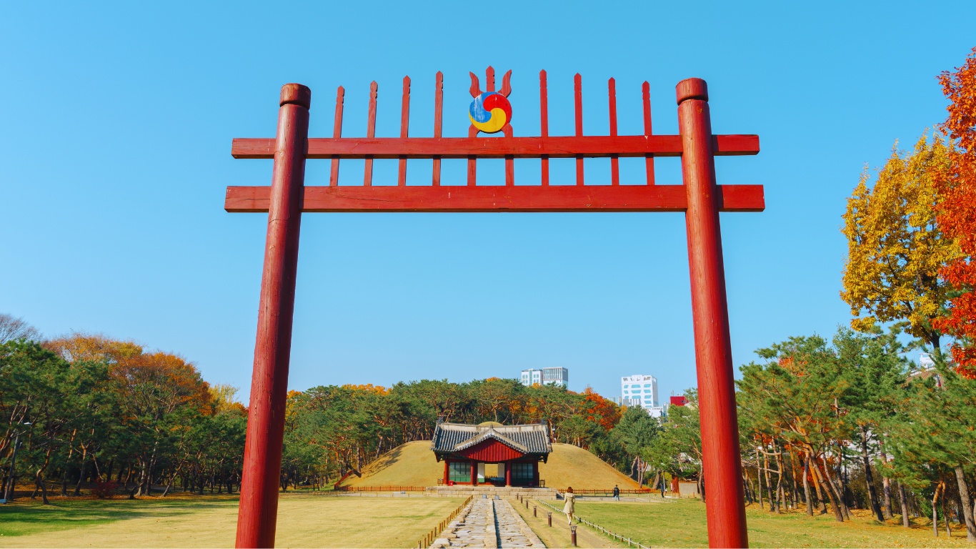 seonjeongneung royal tomb entrance gate pathway