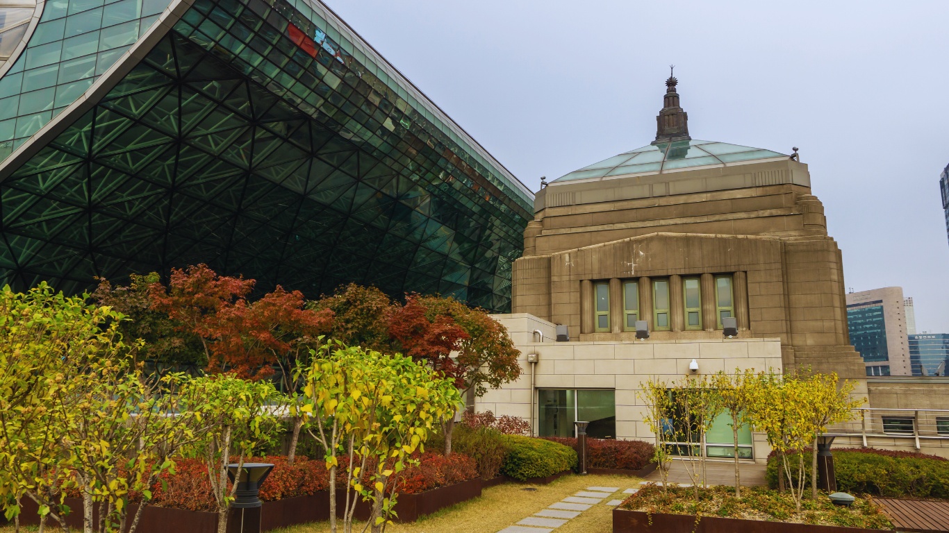 seoul city hall sideview plants