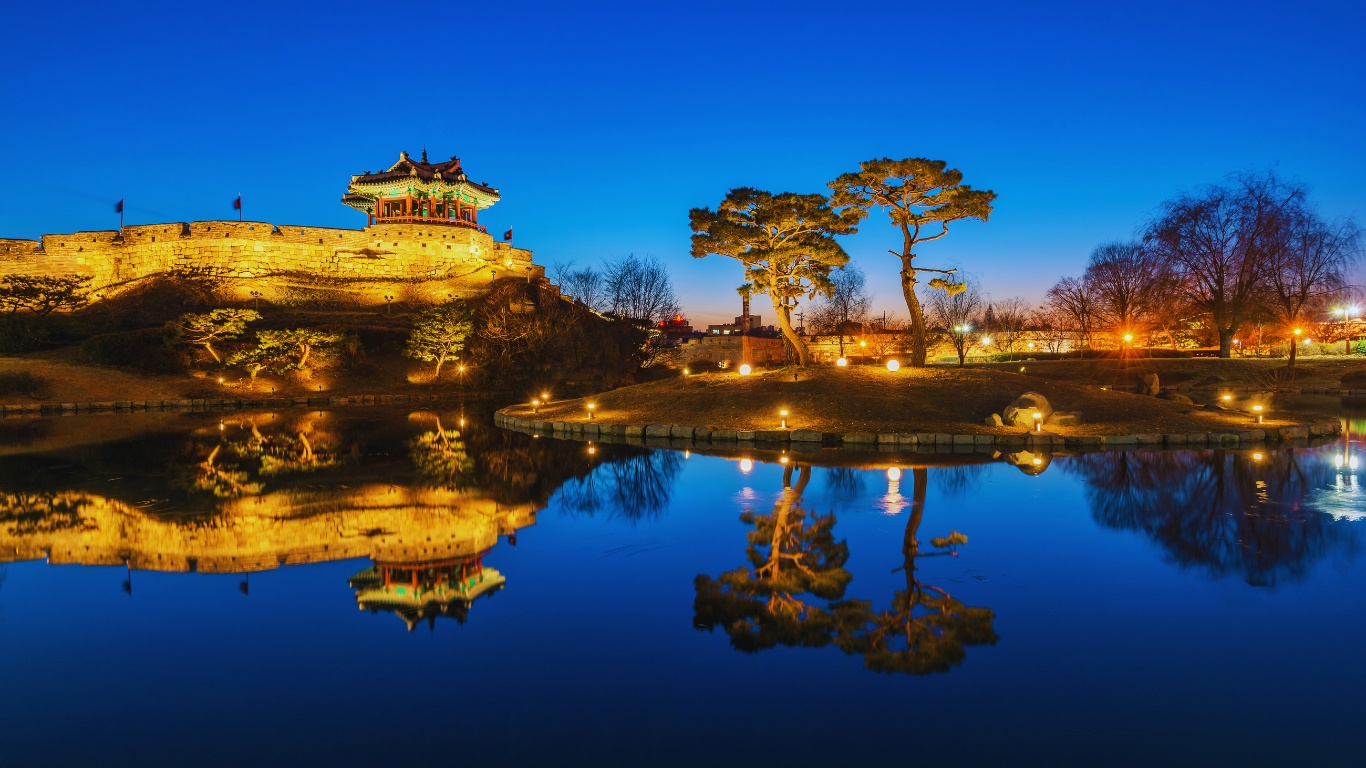 suwon-travel-attractions-hwaseong-fortress-wall-pond-reflection