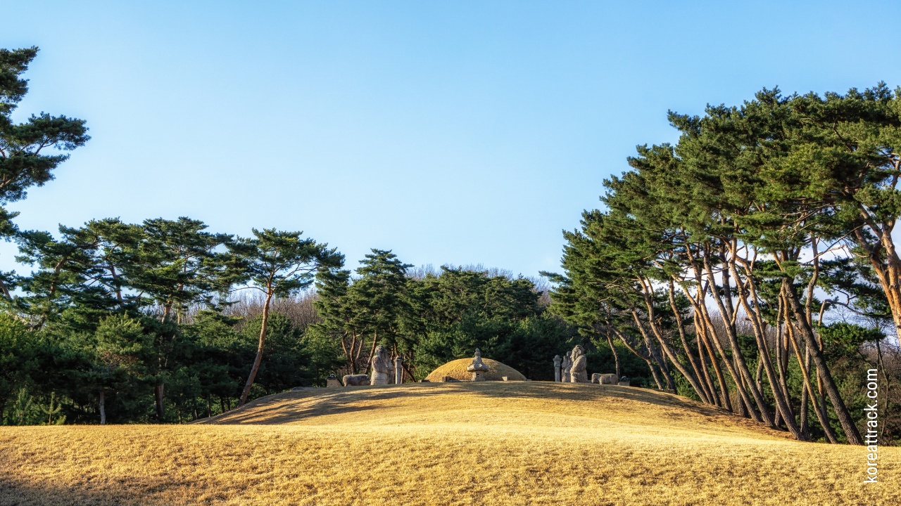 taereung-royal-tomb-mound-distance