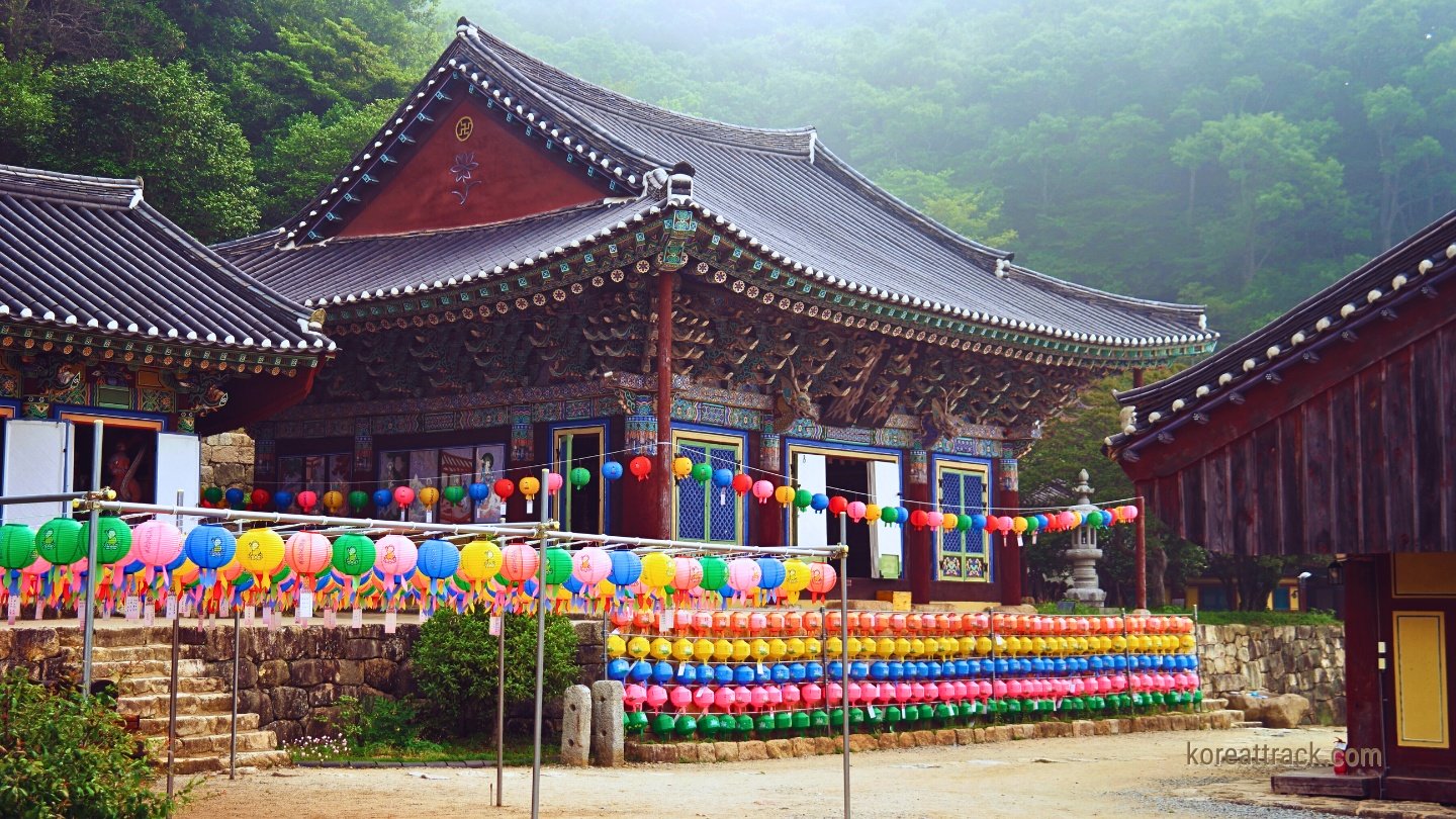 Baengnyeonsa Temple in Gangjin County is named after the White Lotus, a symbol of purity and enlightenment appropriate for the temple's serene surroundings.