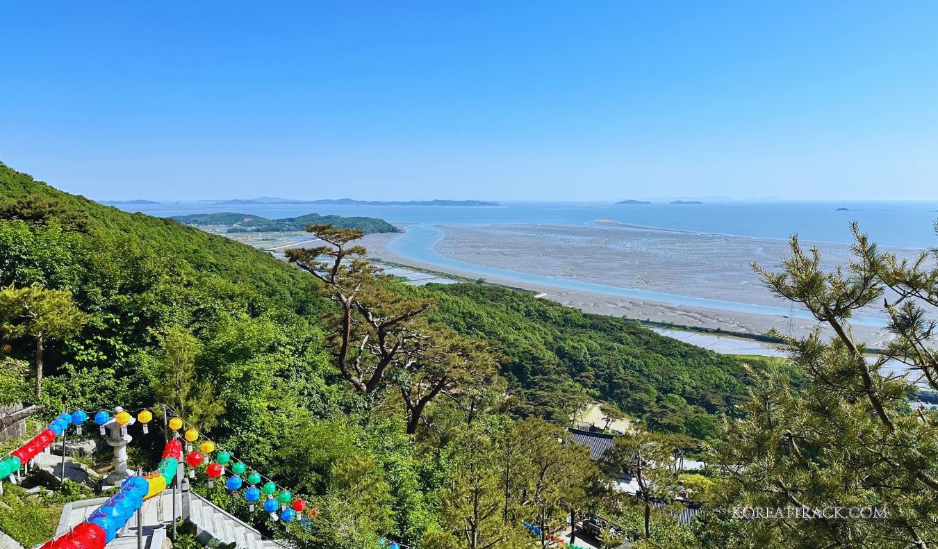 bomunsa-temple-ganghwado-boddhisattva-golden-lanterns-sea-view