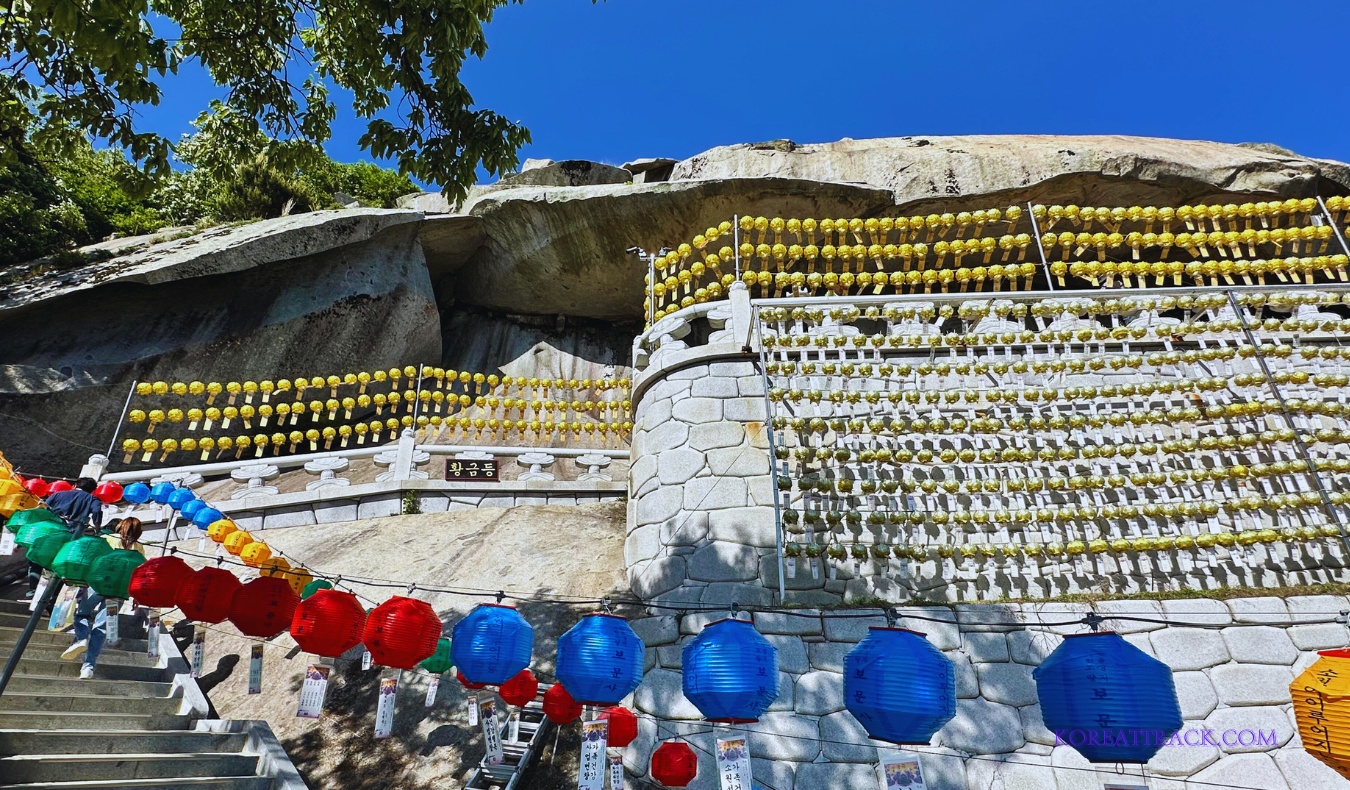 bomunsa-temple-ganghwado-boddhisattva-golden-lanterns-steps