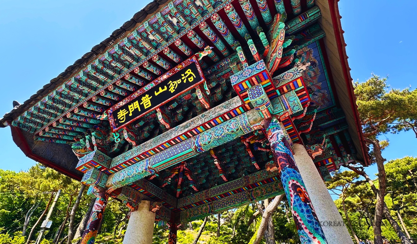 bomunsa-temple-ganghwado-gate-roof-view