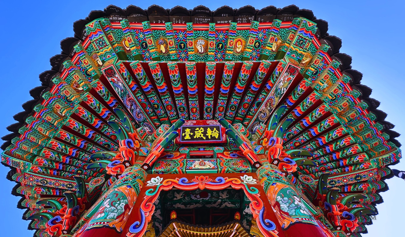 bomunsa-temple-ganghwado-turning-pavilion-roof-eves