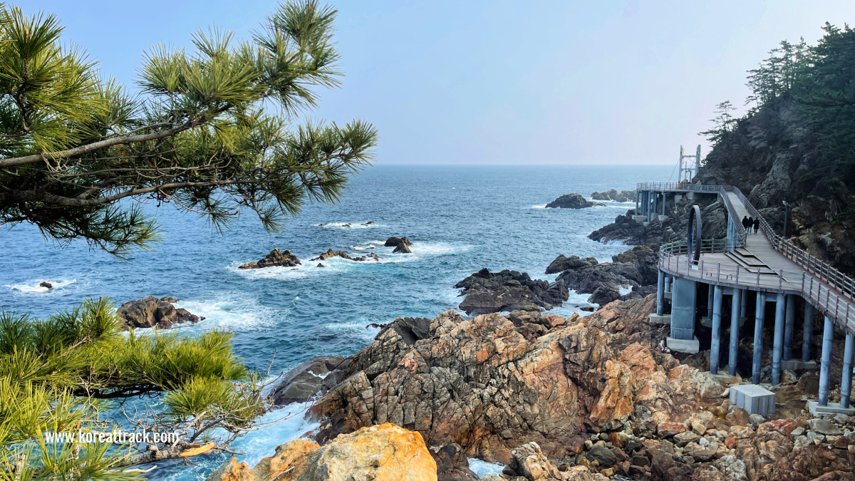 chotdae-bawi-sea-bridge-view